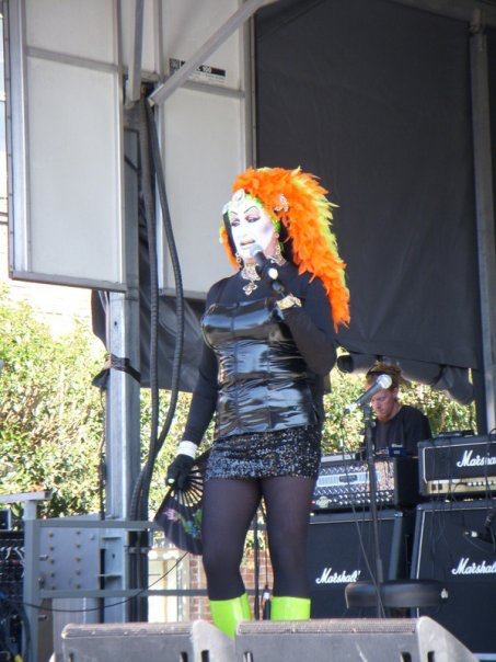 One of the sisters was the opening act at the entr 20121216 1399068590