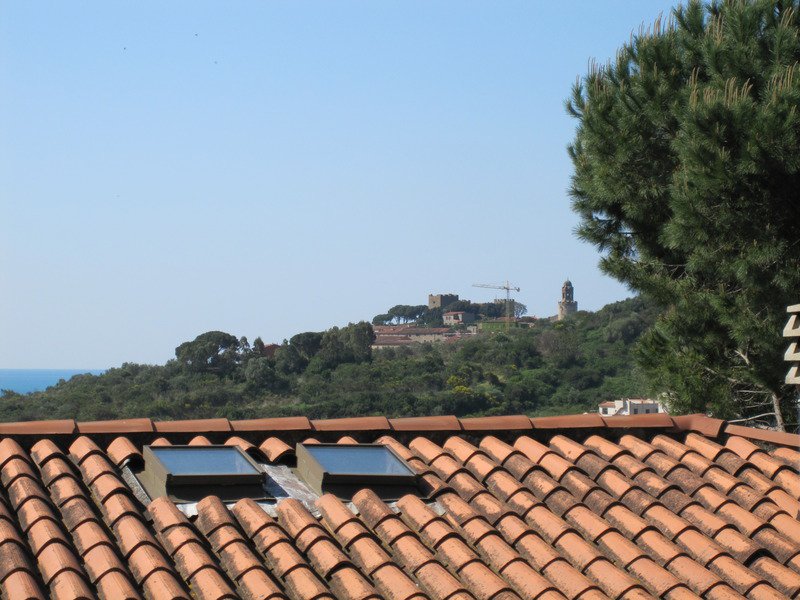 001 rooftop look at the castle 20121216 1298265798