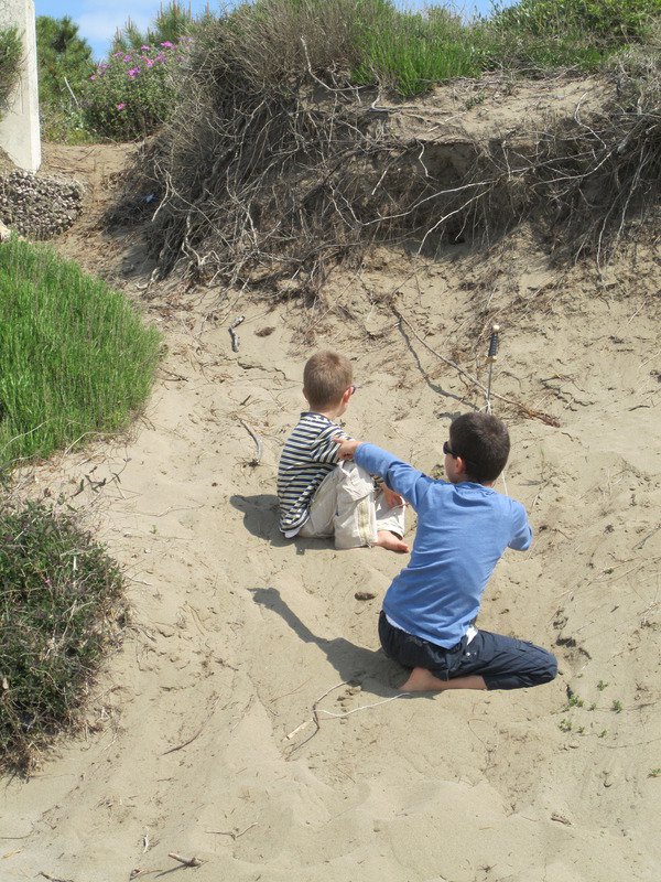 004 kids plaing at the beach 20121216 1727540408