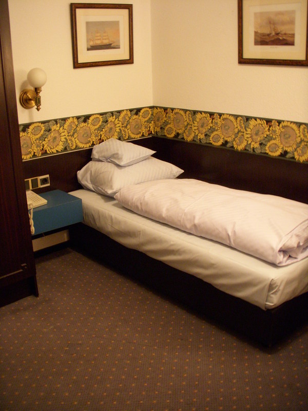 Tiny hotel room bed 20121212 1763235006