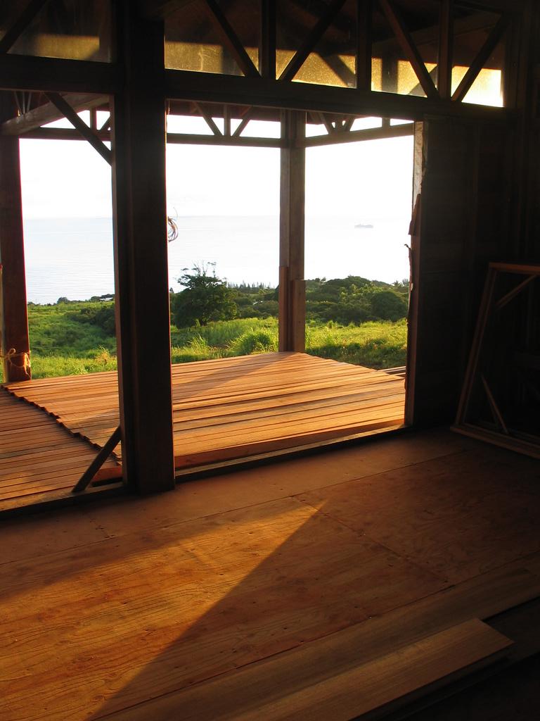 The flooring on the lanai makai
