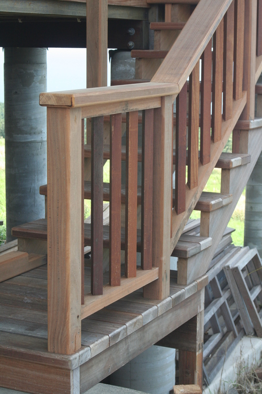 Hilo staircase from the side